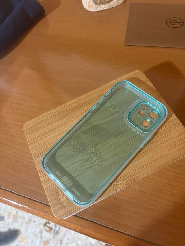 Cover iPhone 12 trasparente e legno