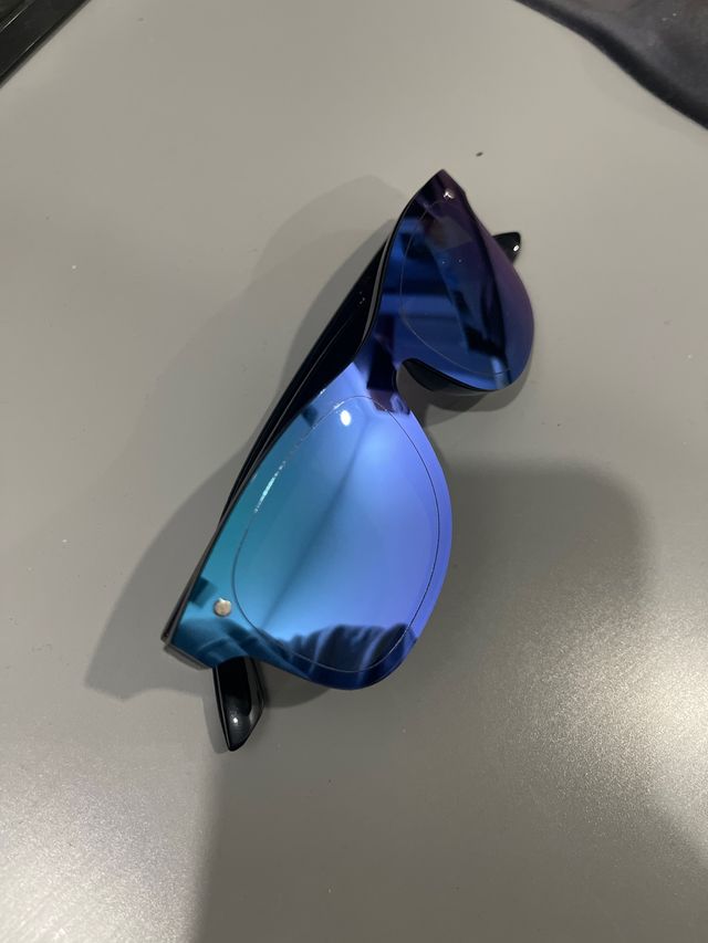 Gafas de sol azules y negras