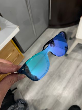 Gafas de sol azules y negras