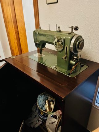 Máquina de Coser Refrey Transforma 427