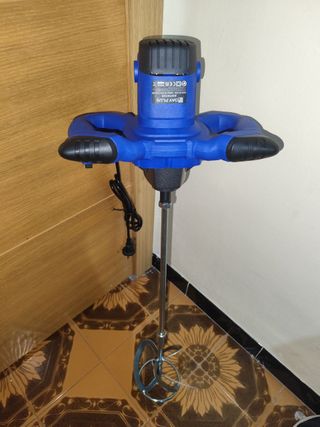 Batidora de construcción azul