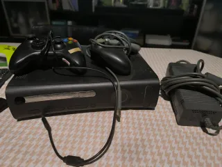 Xbox 360 Negra + Mandos y Fuente