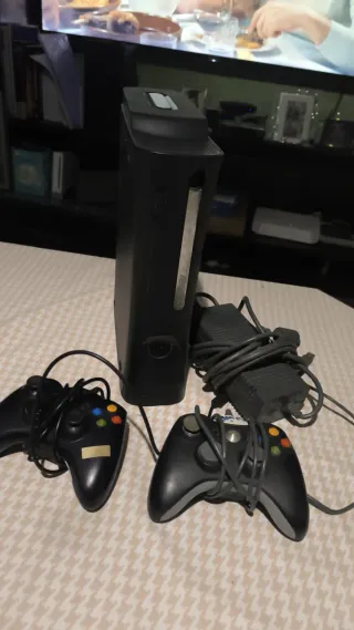 Xbox 360 Negra + Mandos y Fuente