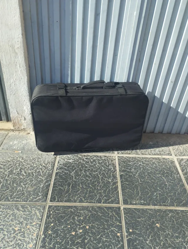 Maleta negra de viaje