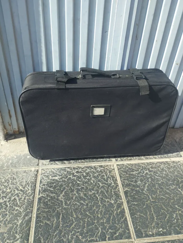 Maleta negra de viaje