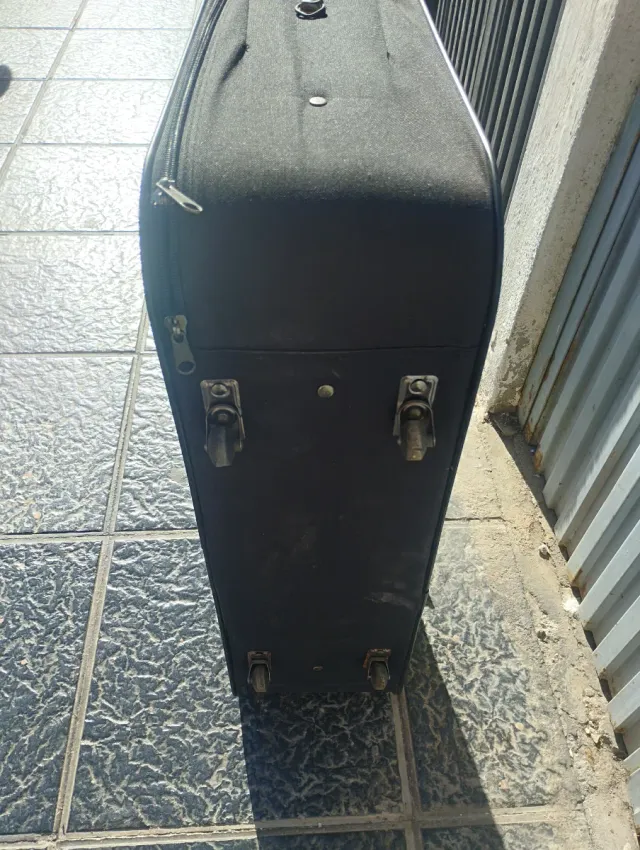 Maleta negra de viaje