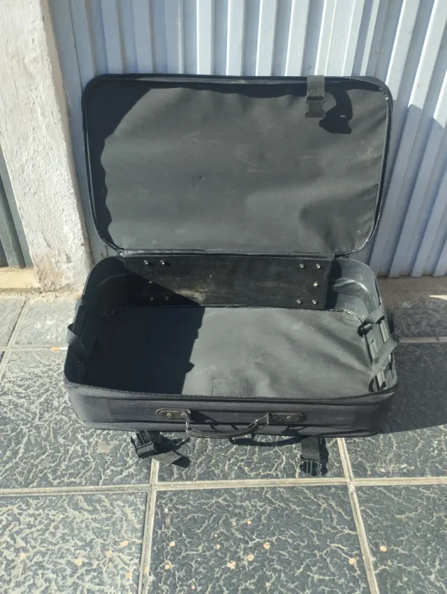 Maleta negra de viaje