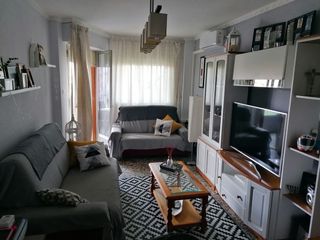 Mueble de salón comedor de pino.