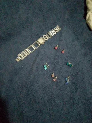 Reloj Guess y pendientes varios