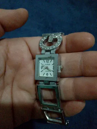 Reloj Guess y pendientes varios