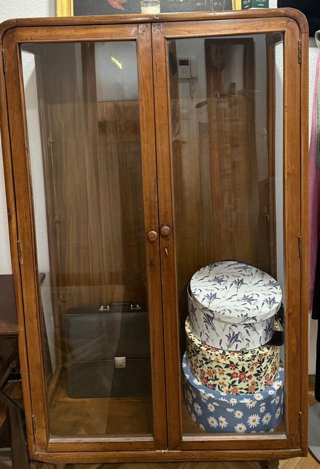 Vitrina de madera maciza con puertas de cristal