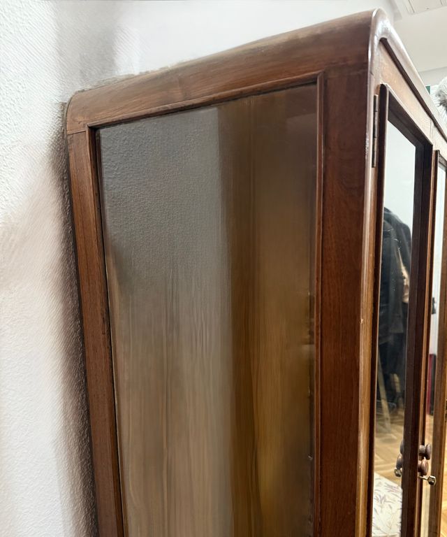 Vitrina de madera maciza con puertas de cristal