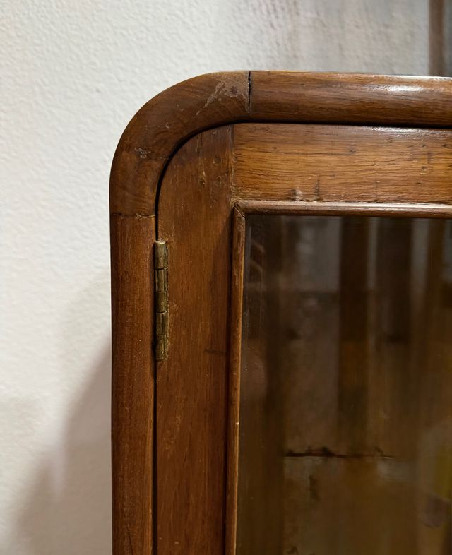 Vitrina de madera maciza con puertas de cristal