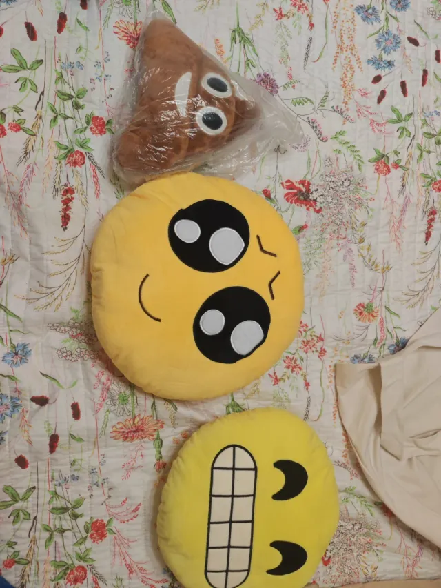 Cojines Emoji Caca y Caras Divertidas 7€/ unidad.