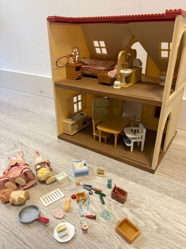 Casa Sylvanian Families con Muebles y Figuras