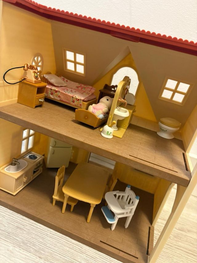 Casa Sylvanian Families con Muebles y Figuras