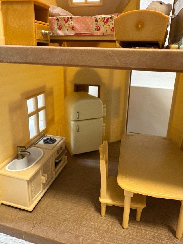 Casa Sylvanian Families con Muebles y Figuras