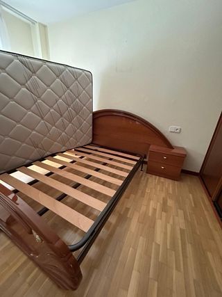 Colchón y somier con cabecero de madera