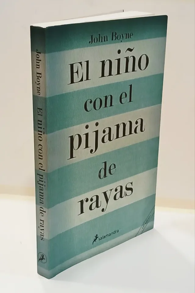 El niño con el pijama de rayas