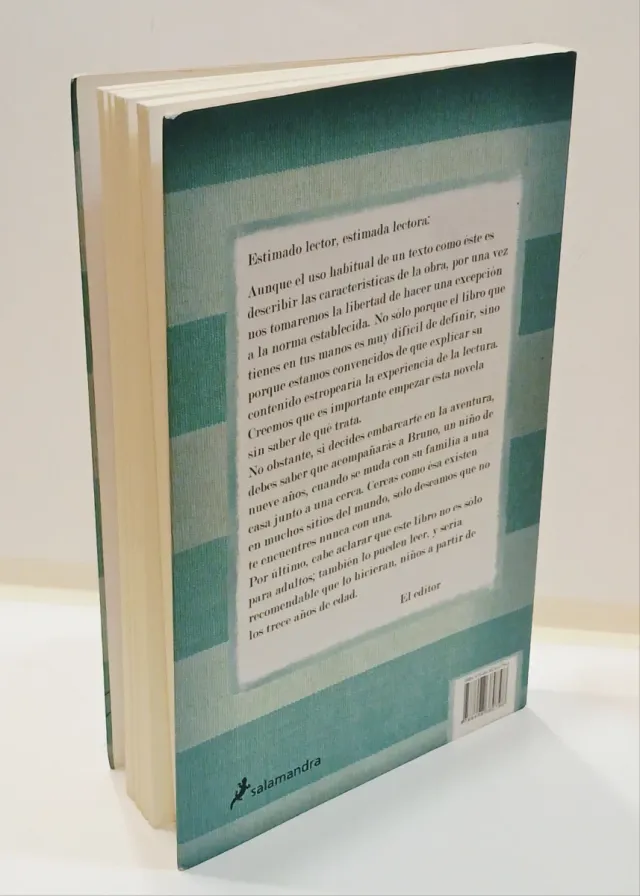 El niño con el pijama de rayas