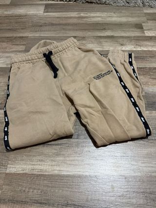 Pantalones chándal beige con detalles negros