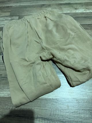 Pantalones chándal beige con detalles negros