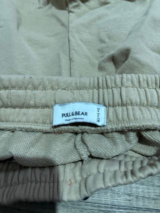Pantalones chándal beige con detalles negros