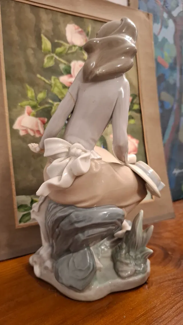 Figura originale Lladró di una donna seduta