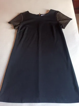 Vestido negro con mangas doradas
