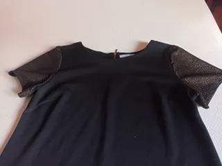 Vestido negro con mangas doradas