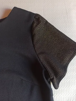 Vestido negro con mangas doradas