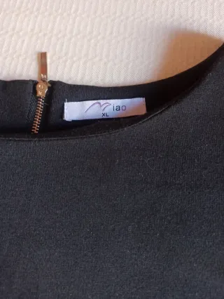 Vestido negro con mangas doradas