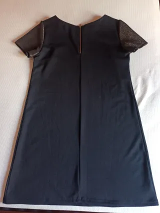 Vestido negro con mangas doradas