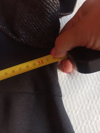 Vestido negro con mangas doradas