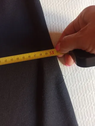 Vestido negro con mangas doradas