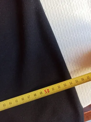 Vestido negro con mangas doradas