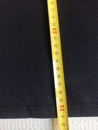 Vestido negro con mangas doradas