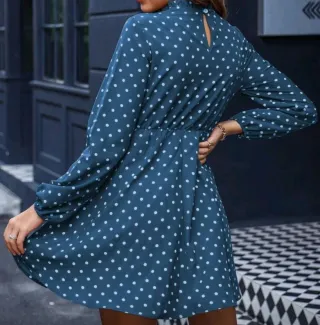 Vestido azul con lunares blancos