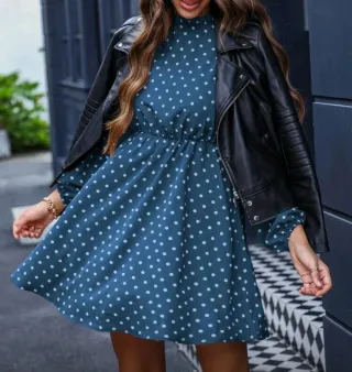 Vestido azul con lunares blancos