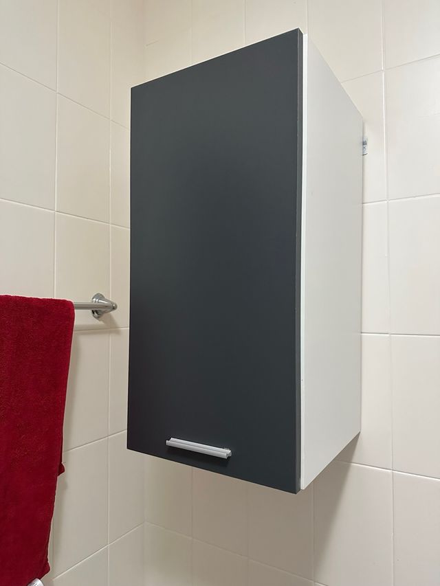 Armario colgante gris y blanco