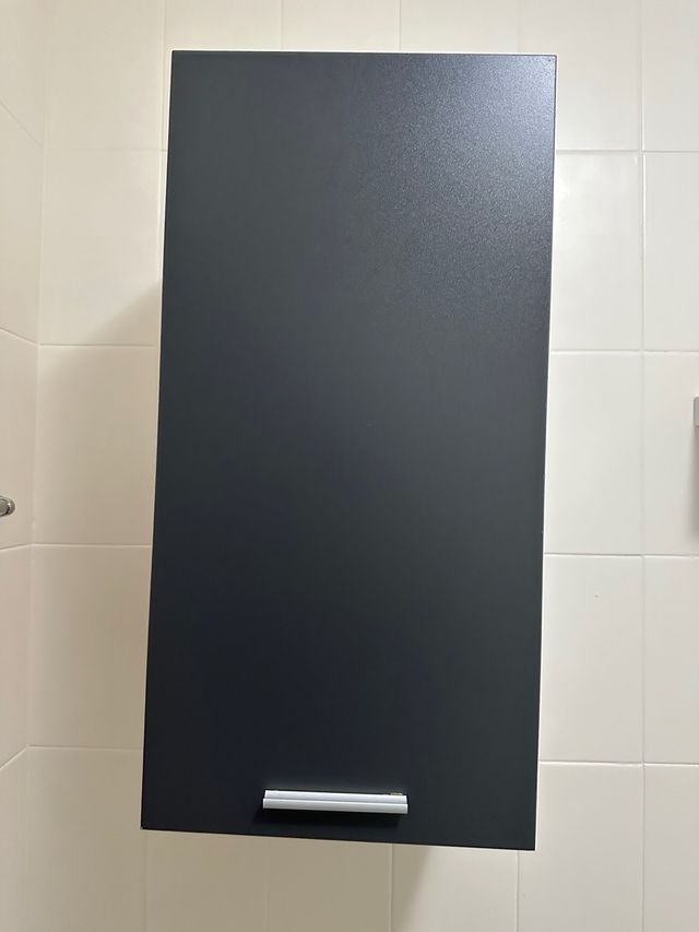 Armario colgante gris y blanco