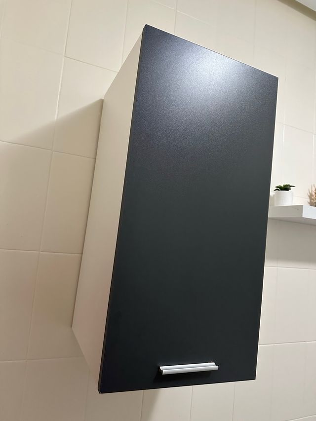 Armario colgante gris y blanco