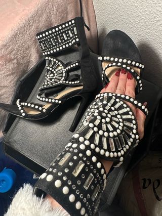 Zapatos de fiesta negros con pedrería