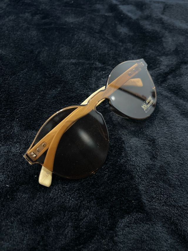 Gafas de sol lentes marrones y montura beige
