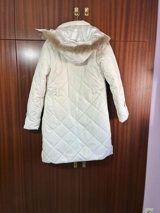 Chaquetón acolchado blanco con capucha