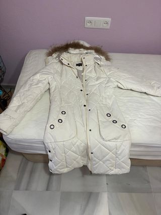 Chaquetón acolchado blanco con capucha