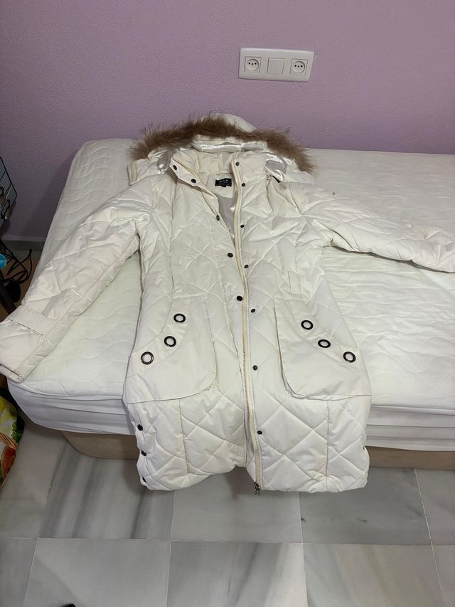 Chaquetón acolchado blanco con capucha