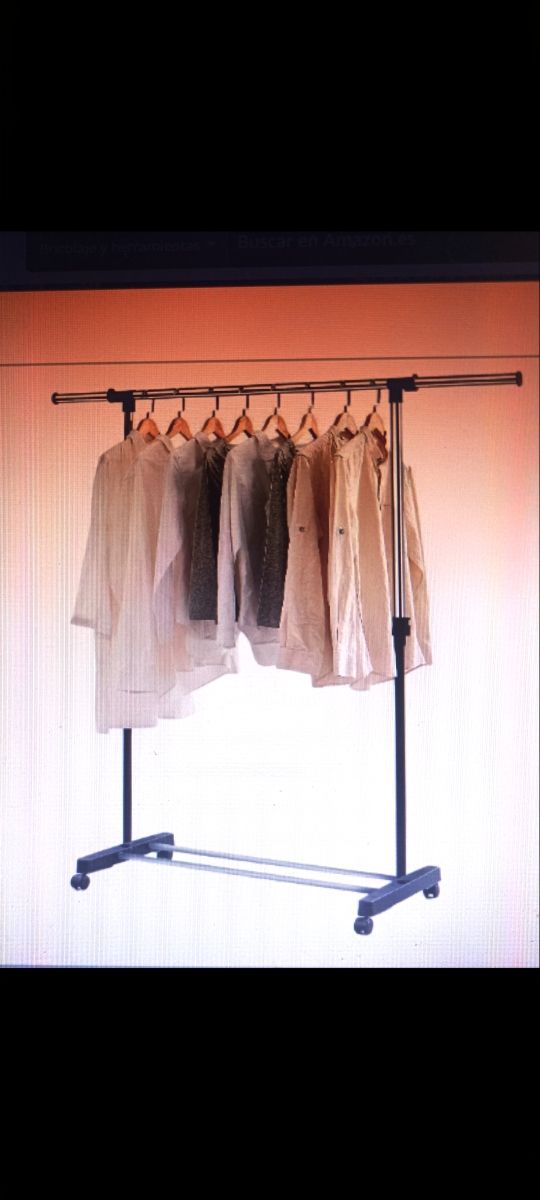 Perchero con ruedas.