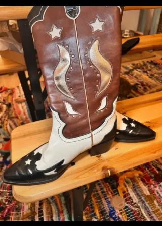 Botas camperas estrellas y llamas