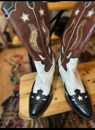 Botas camperas estrellas y llamas